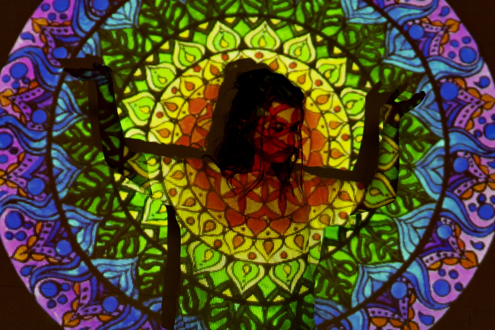 Aura healing - Photo by Mikhail Nilov on Pexels Aura's healing online cursus