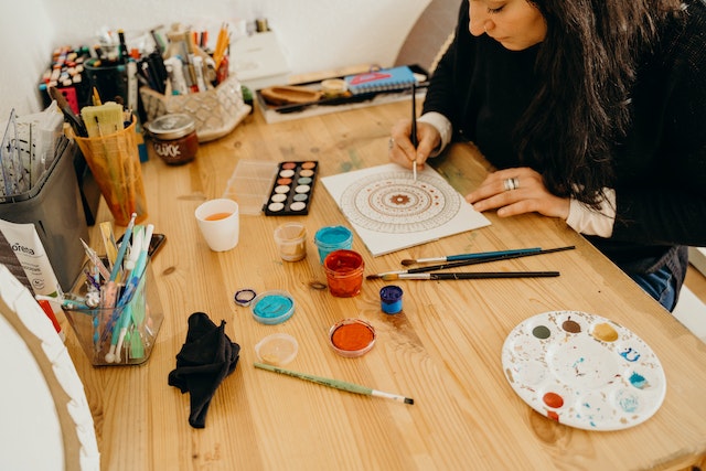 Mandala tekenen - Foto door Alesia Kozik op Pexels Mandala tekenen - Beeldende Therapie: Hoe creatief werken helpt bij persoonlijke groei