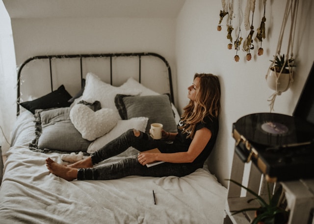 Ontdek de kracht van alleen zijn en hoe het innerlijke groei en vrede kan bevorderen. Leer de kunst van solitariteit. - Photo by Kinga Howard on Unsplash De Kunst en de kracht van alleen zijn - Ontdek de kracht van alleen zijn en hoe het innerlijke groei en vrede kan bevorderen. Leer de kunst van solitariteit.