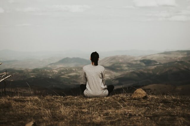 Ontdek de kracht van alleen zijn en hoe het innerlijke groei en vrede kan bevorderen. Leer de kunst van solitariteit. - Photo by Milan Popovic on Unsplash Ontdek de kracht van alleen zijn en hoe het innerlijke groei en vrede kan bevorderen. Leer de kunst van solitariteit.