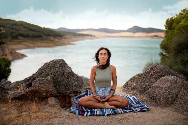 De Kracht van de Wortelchakra: Gronding en Stabiliteit - Chakra Healing - Foto by Freepik De Kracht van de Wortelchakra: Gronding en Stabiliteit - Chakra Healing