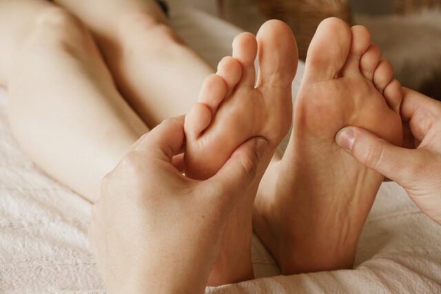 Zonnevlecht massage punt - Photo by Wirestock Effectieve oefeningen om direct in slaap te vallen - Zonnevlecht massage punt - Oefeningen om snel in slaap te vallen